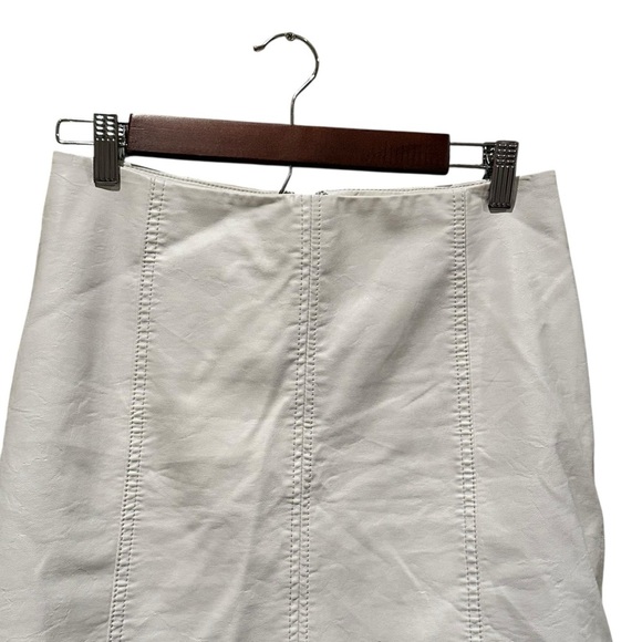 Free People White Polyurethane “pleather” Mini Skirt w/ Lining Women’s Size 4 - Picture 2 of 9